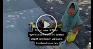 Video Viral, Balita Berjualan Roti di Pinggir Jalan